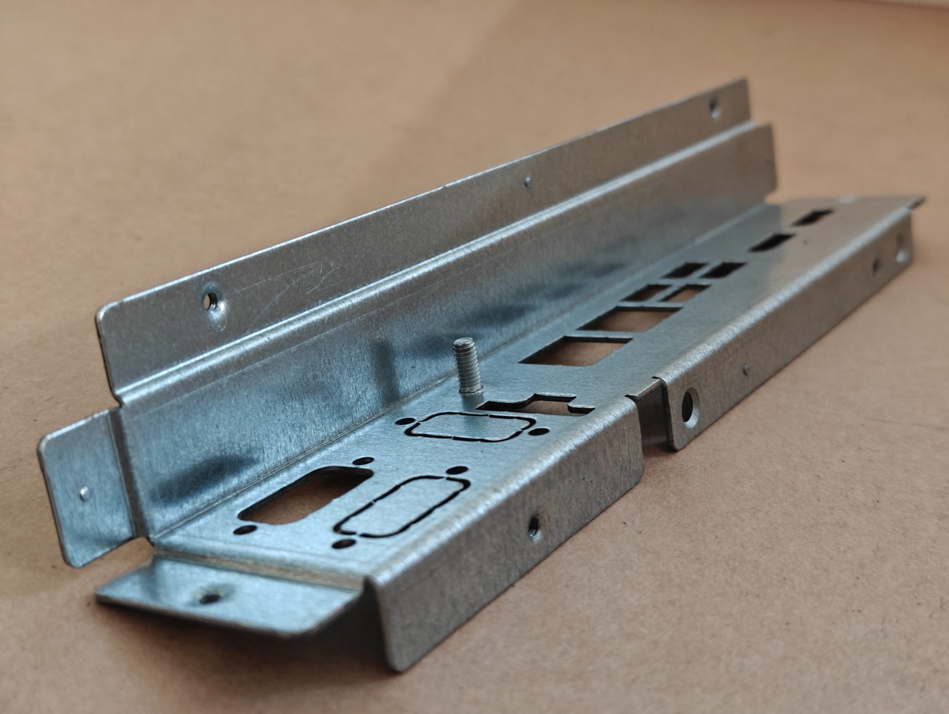 Abkanten + Bolzen einpressen