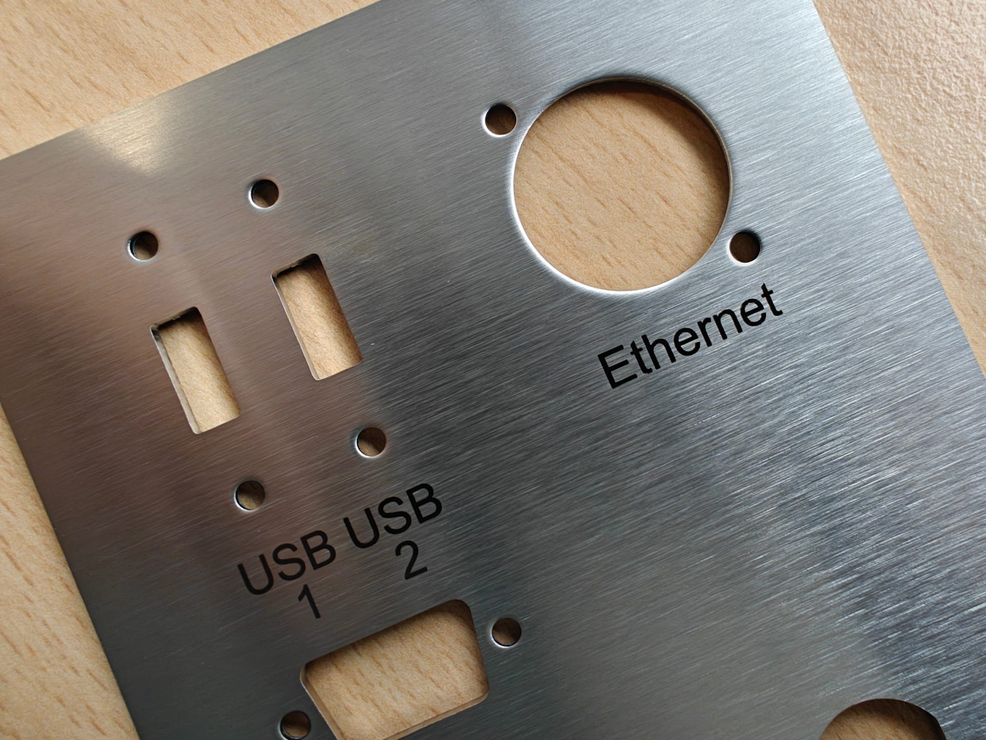 Schwarze Anlassbeschriftung auf Edelstahl